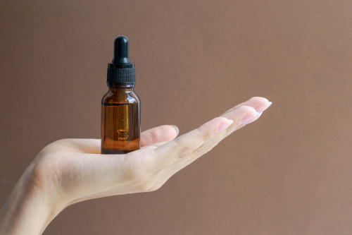 Aplicación de retinol para el cuidado de la piel