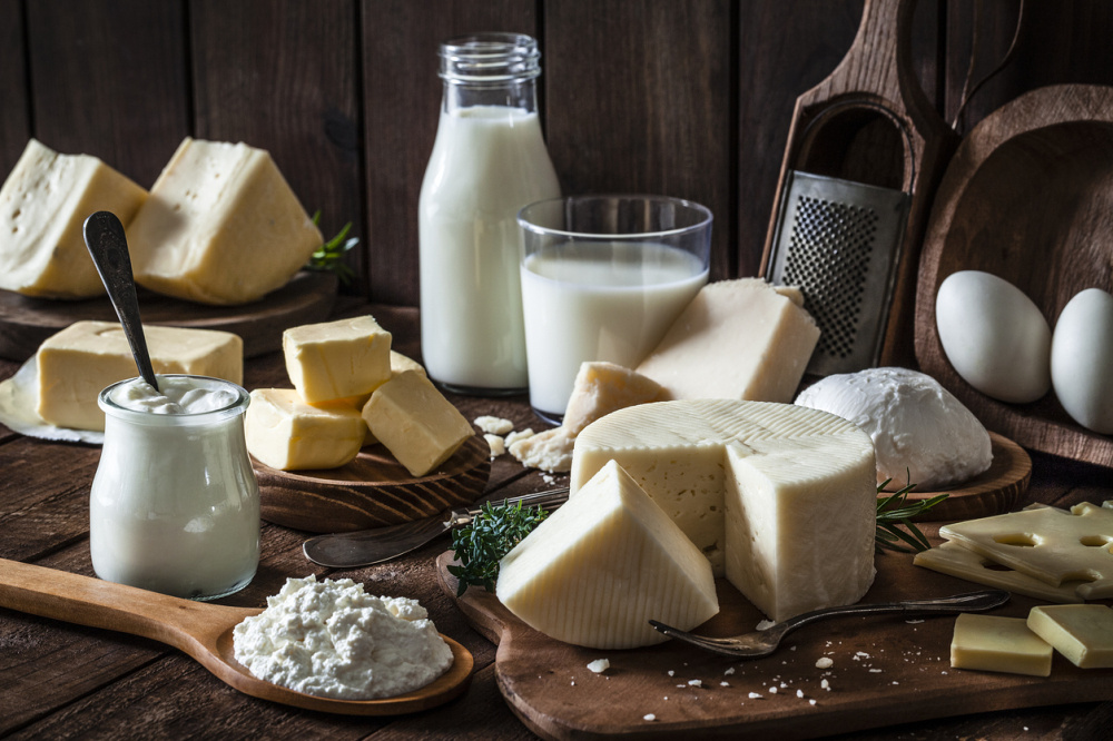 Alimentos ricos en calcio como la leche y el yogur