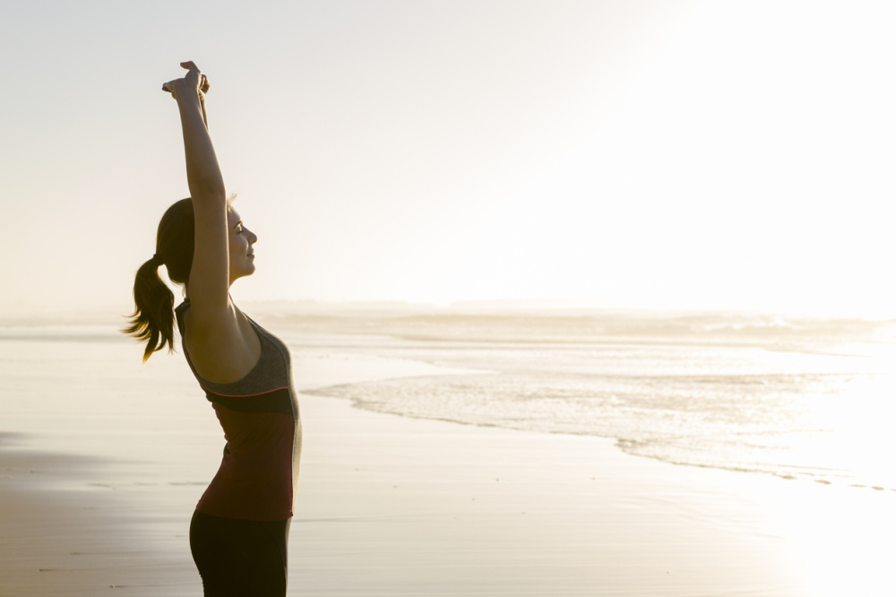 Mujer tomando el sol para obtener vitamina D